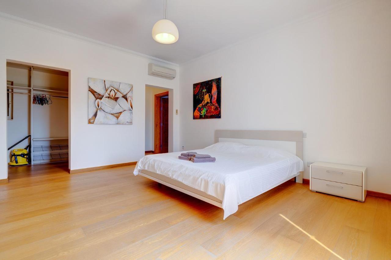 Seafront Apartment In Sliema With Pool, Upmarket Complex Exterior photo