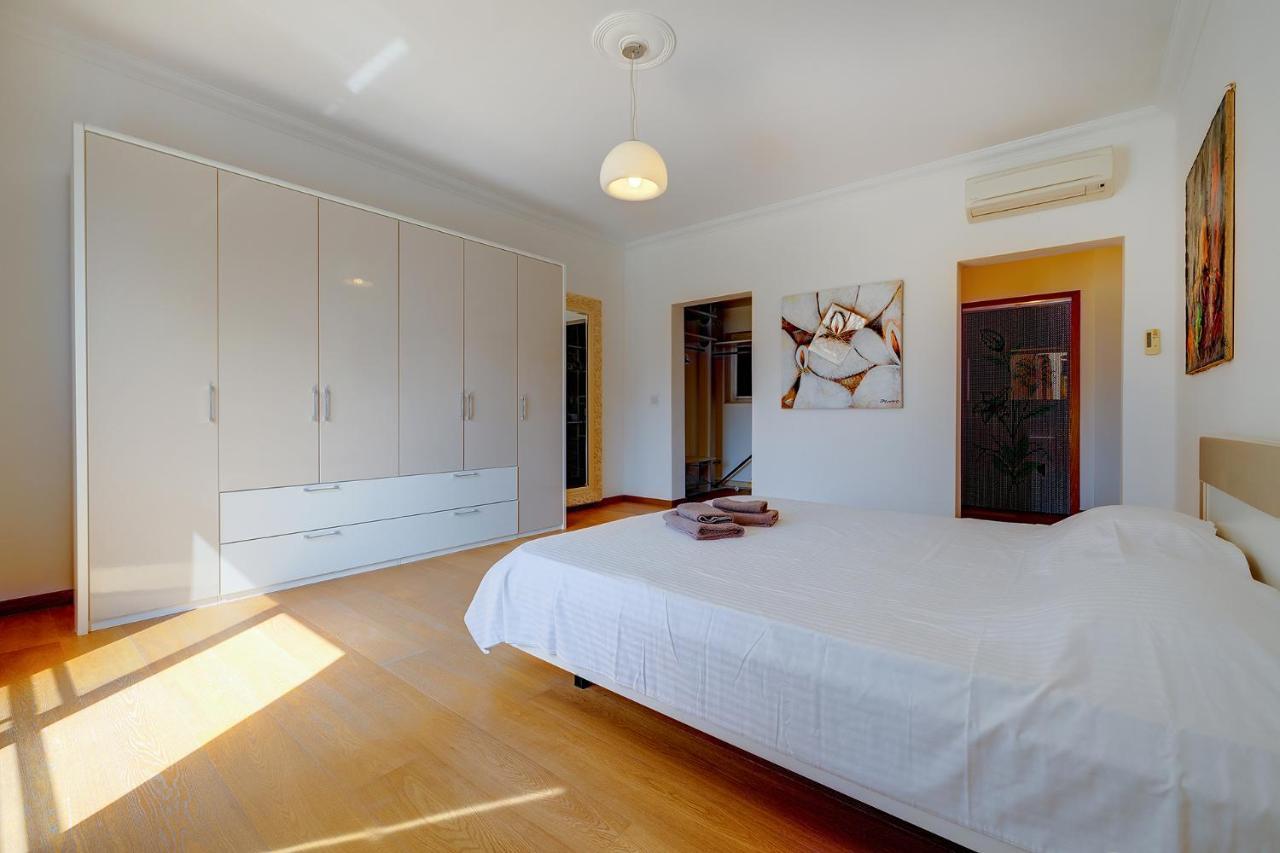 Seafront Apartment In Sliema With Pool, Upmarket Complex Exterior photo