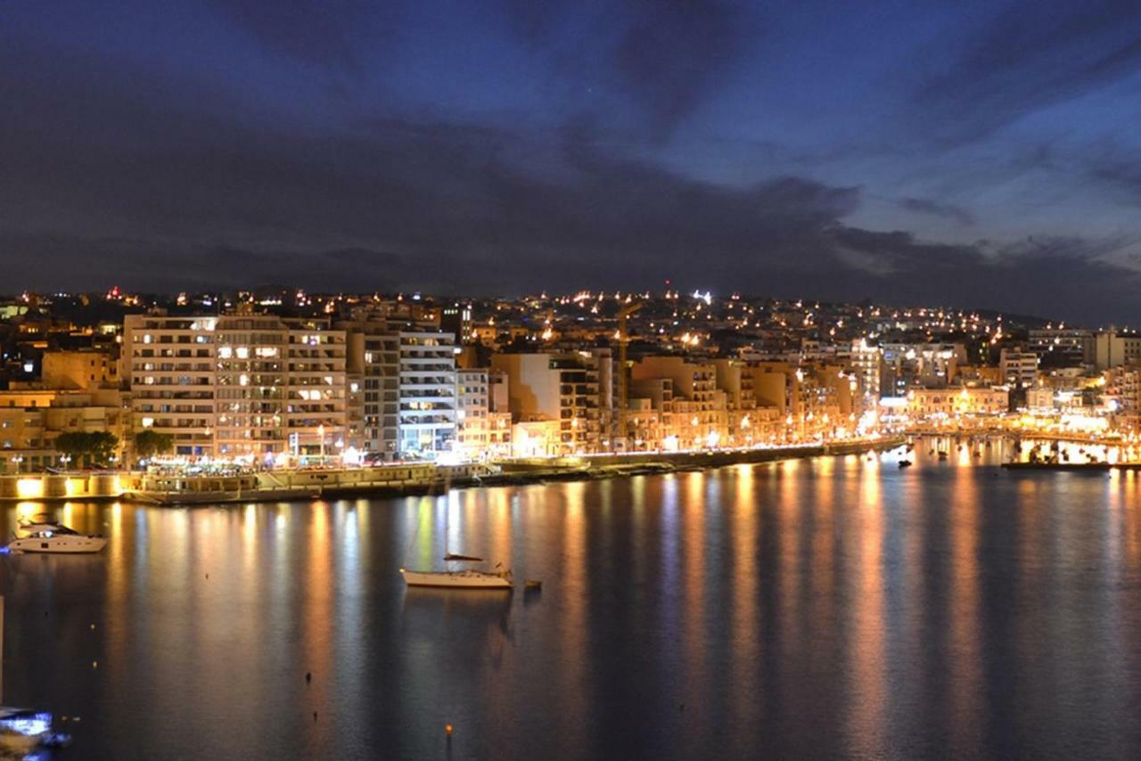 Seafront Apartment In Sliema With Pool, Upmarket Complex Exterior photo