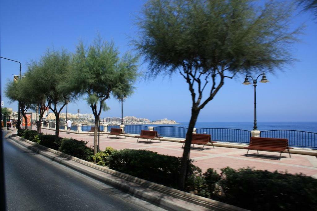 Seafront Apartment In Sliema With Pool, Upmarket Complex Exterior photo