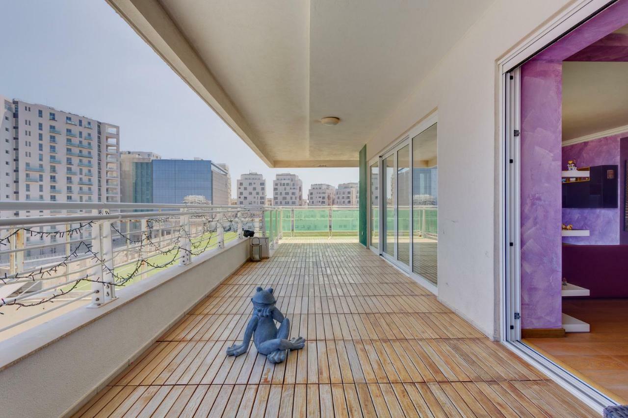 Seafront Apartment In Sliema With Pool, Upmarket Complex Exterior photo